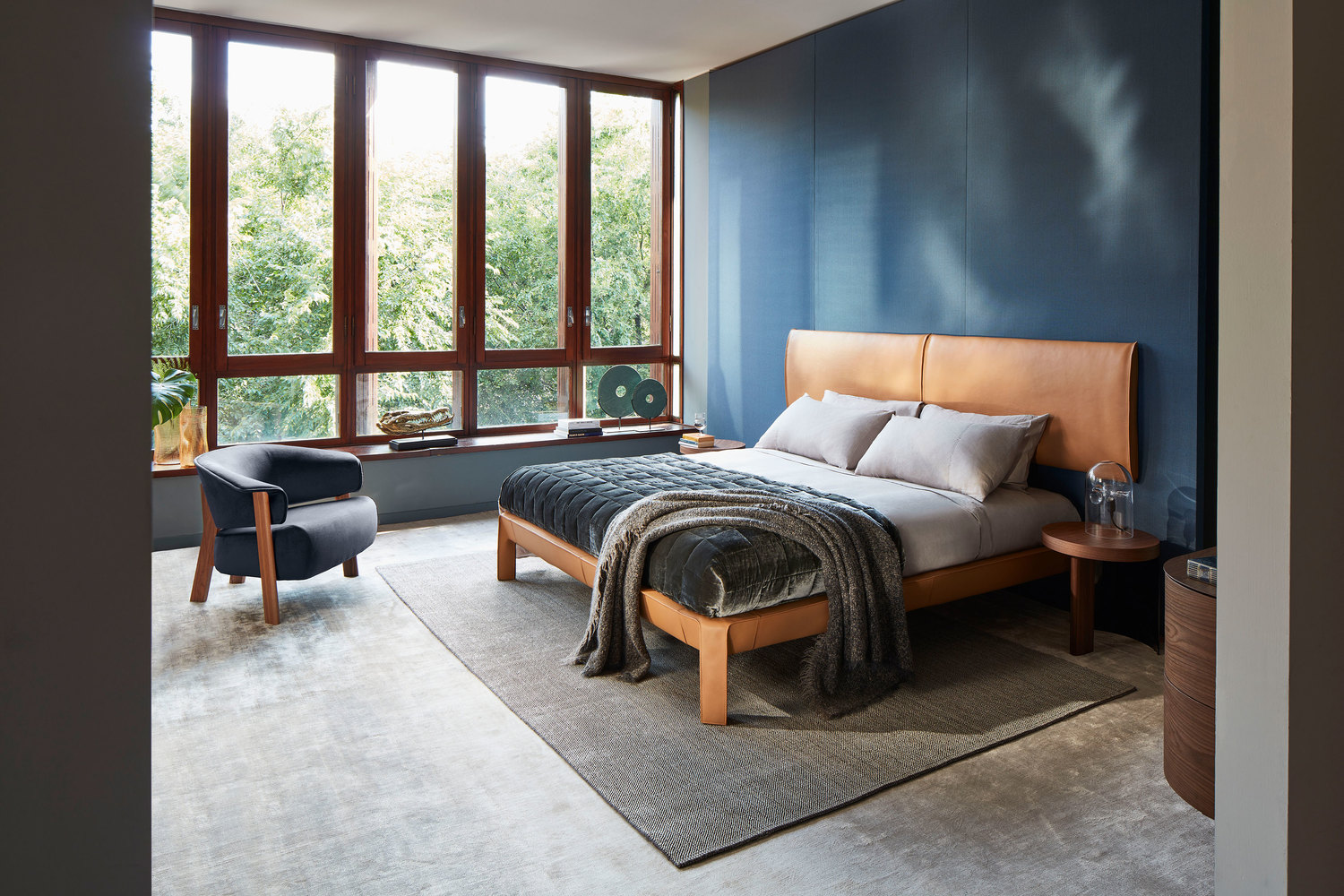 5754 ambientata letti catalogo sleeping collection 2020 l50 cab night mario bellini depasquale maffini cuoio l60 bio mbo comodino patricia urquiola noce canaletto sedie e poltroncine 571 backwing armchair patricia urquiola osaka 13o042 cart