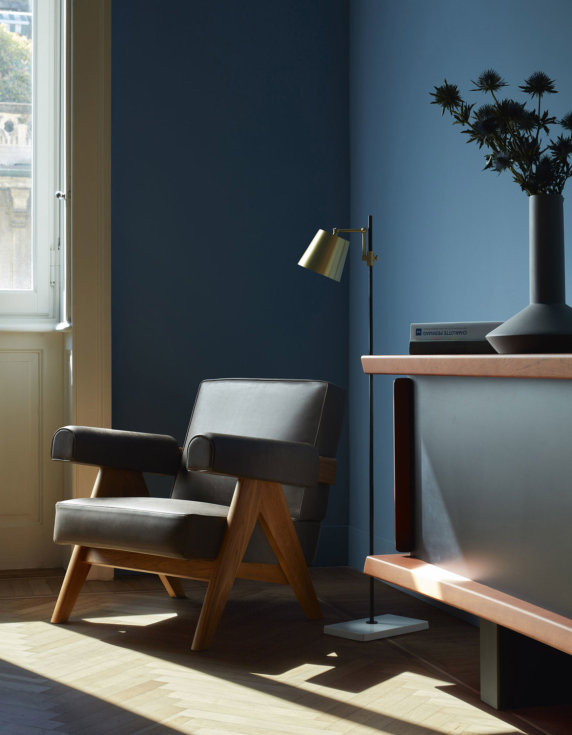 5692 ambientata poltrone catalogo living collection 2020 053 capitol complex armchair depasquale maffini legno teak pelle naturale zz 13z367 moka contenitori e librerie 513 riflesso charlotte perriand legno massello mogano alluminio metallo