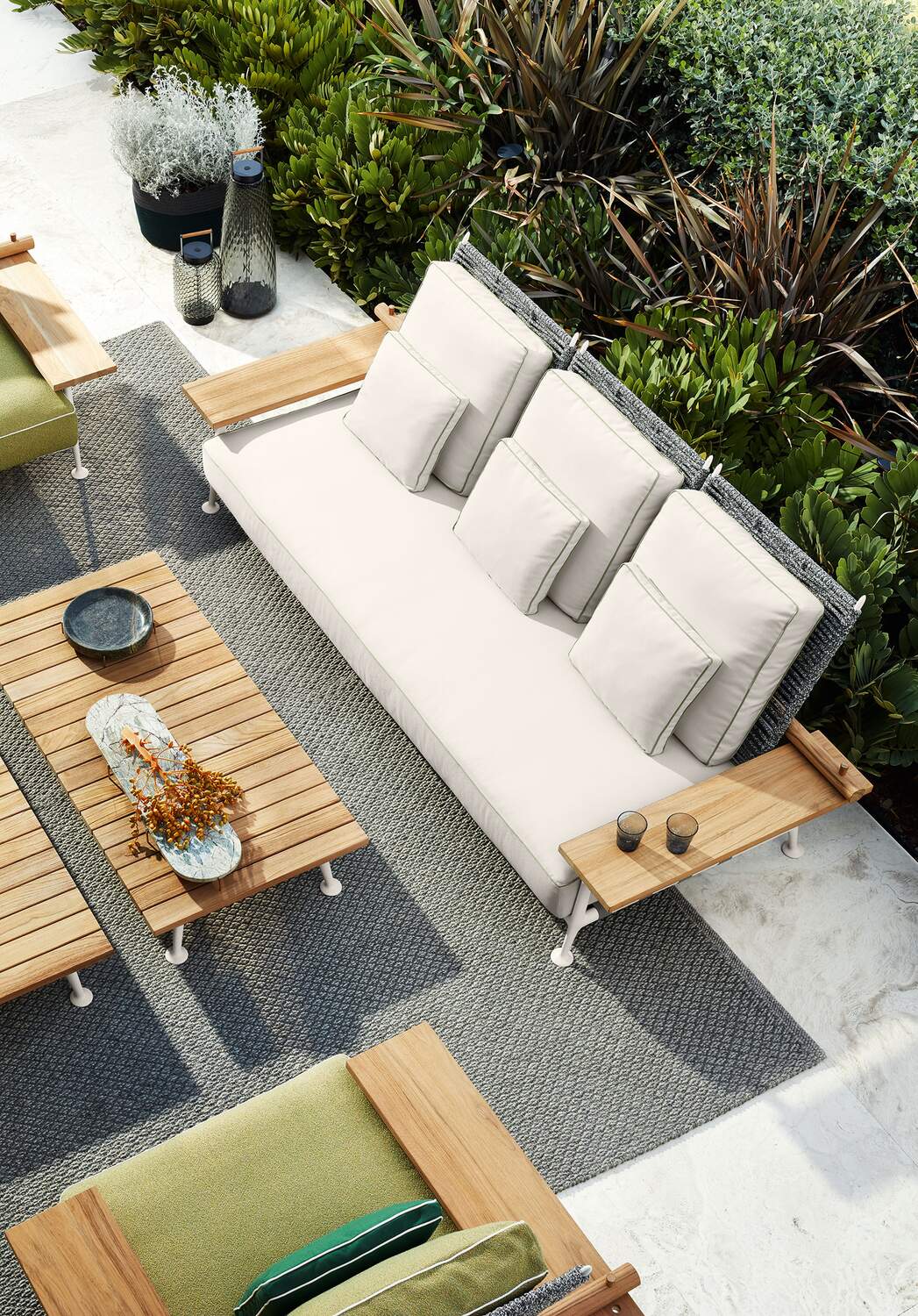 3653 ambientata outdoor catalogo outdoor collection 2020 239 fenc e nature philippe starck depasquale maffini alluminio metallo verniciato goffrato avorio intrecci sintetico corda outdoor outdoor fiji 13f063 perla alluminio metallo vern (1)