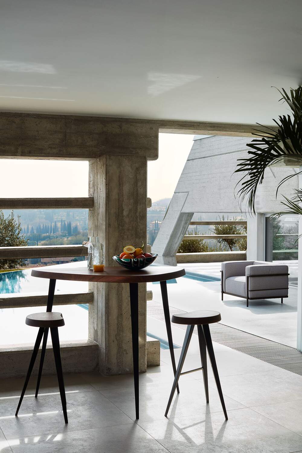 3767 ambientata tavoli catalogo dining collection 2019 the cassina perspective brochure 531 mexique stool charlotte perriand depasquale maffini alluminio metallo verniciato nero opaco legno noce canaletto 527 mexique dinner poltrone lc3 out