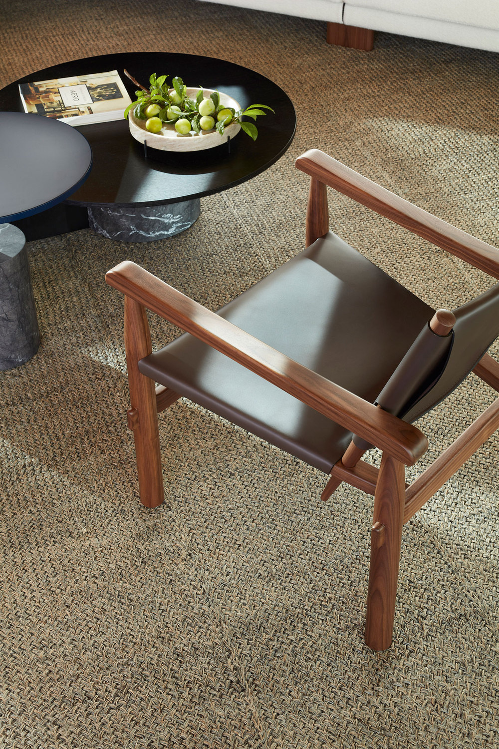 5716 ambientata tavolini catalogo living collection 2020 557 sengu patricia urquiola depasquale maffini legno rovere tinto nero laccato opaco lo 506 blu notte sedie e poltroncine 533 doron hotel charlotte perriand legno noce canaletto cuoio